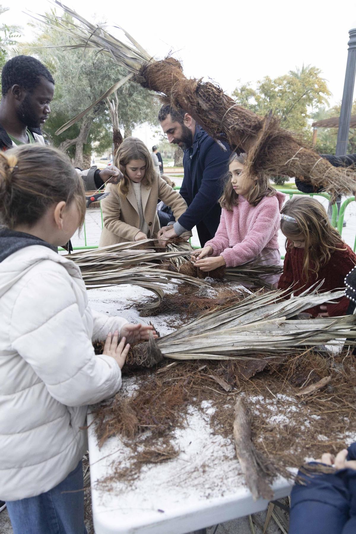 Talleres de “atxes” en Elche para promover una tradición difícil de mantener