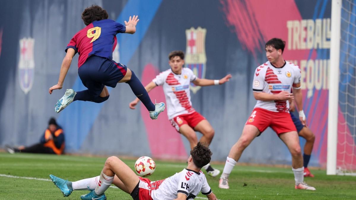 Adrián Guerrero jugó de falso 9 contra el Hospi