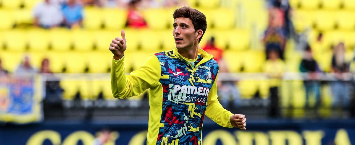 Pau Torres durante el calentamiento antes del que puede ser su último partido como jugador del Villarreal.