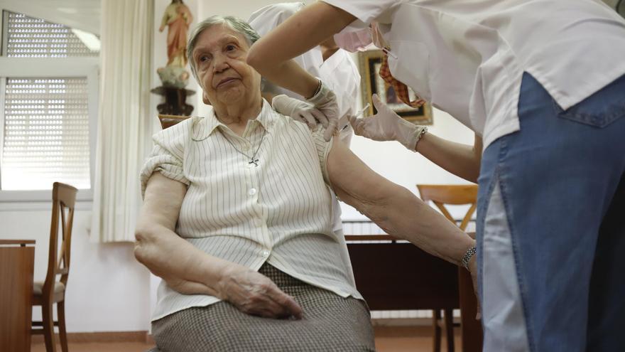 Cae la vacunación de la gripe en la población de 60 a 80 años de Aragón: Sanidad llama a la inmunización ante unas coberturas que "preocupan"