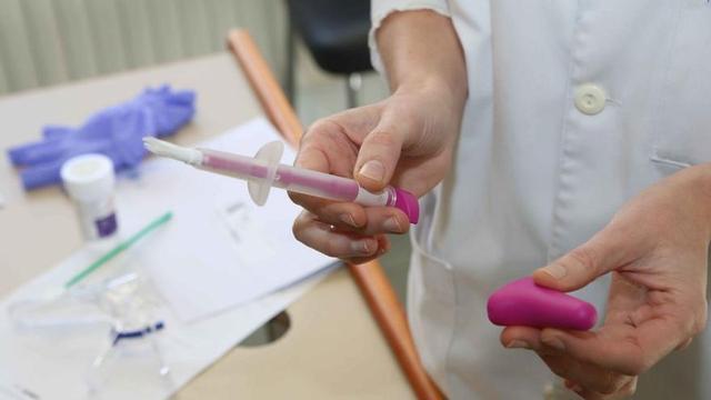 Una matrona sostiene un ‘kit’ para la toma de muestra del cribado de cérvix. |  // IAGO LÓPEZ
