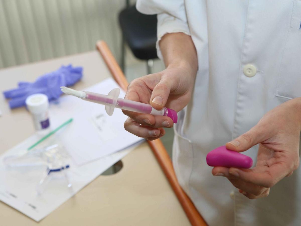 Una matrona sostiene un ‘kit’ para la toma de muestra del cribado de cérvix. |  // IAGO LÓPEZ
