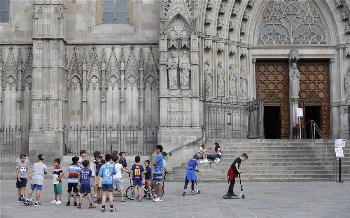 Niños frente a la catedral de Barcelona.