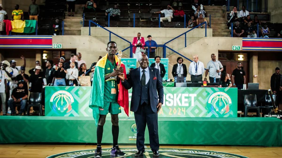 Youssouf Traoré recibe el premio al MVP del Campeonato de África.