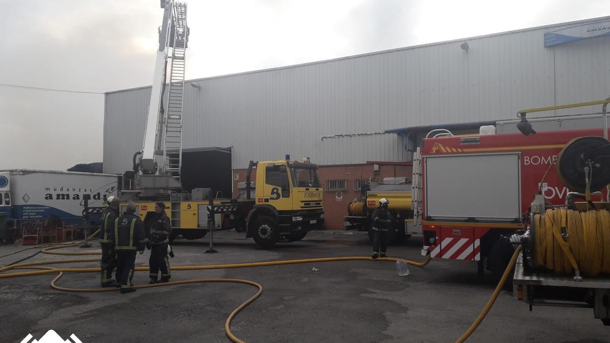 Alarma por un gran incendio en una nave de reciclaje en Llanera