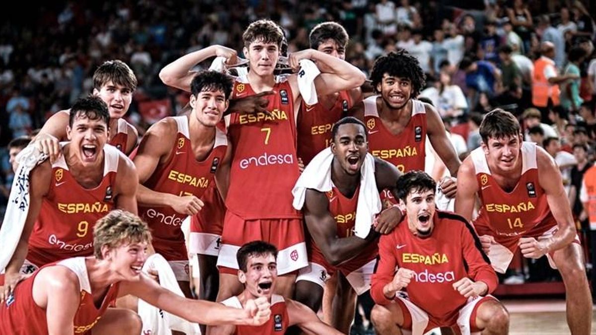 José Roberto Tanchyn, el primero por la derecha, tras ganar España sub 18 la semifinal del Europeo de baloncesto.