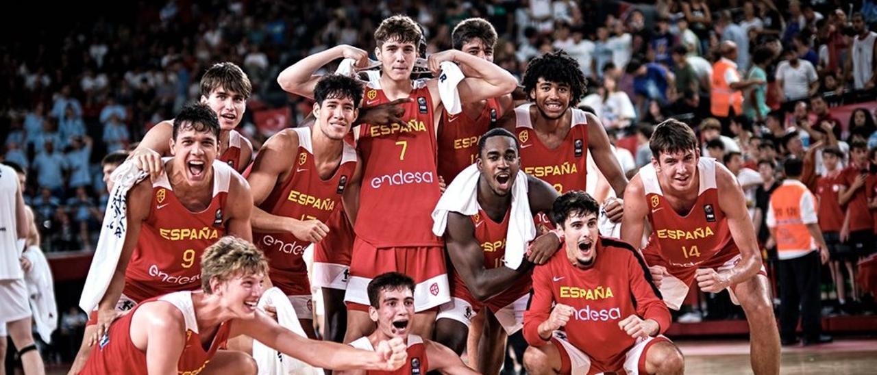 José Roberto Tanchyn, el primero por la derecha, tras ganar España sub 18 la semifinal del Europeo de baloncesto.