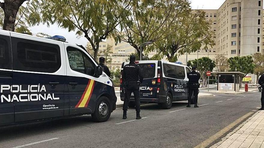 Despliegue de agentes de la Policía Nacional en el Hospital General de Alicante.