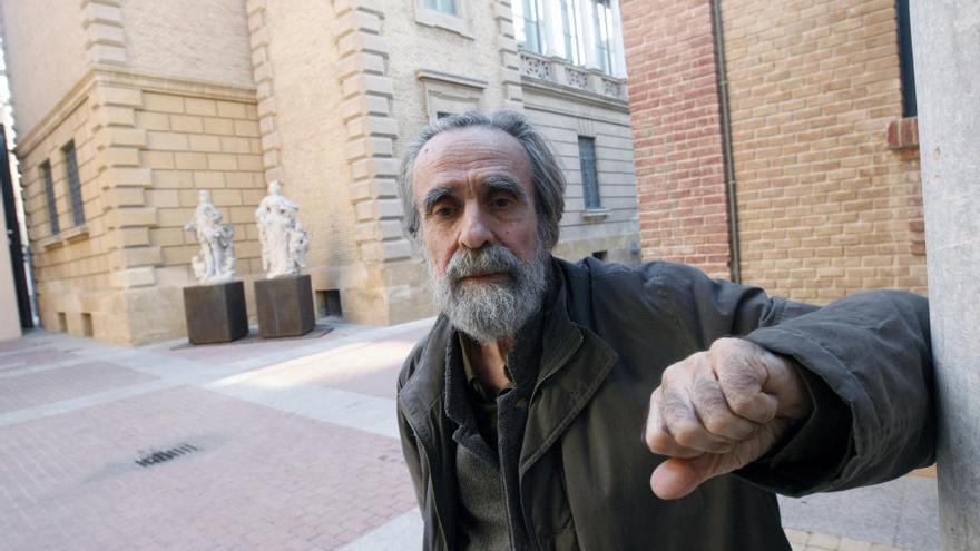 Isidoro Valcárcel Medina, en el exterior del Museo de Bellas Artes de Murcia.