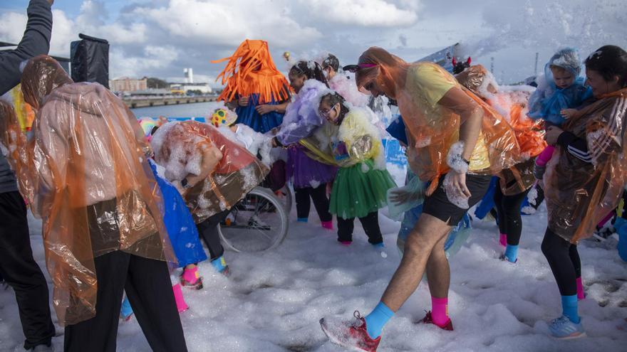 Una marea solidaria sortea obstáculos por la inclusión en A Coruña