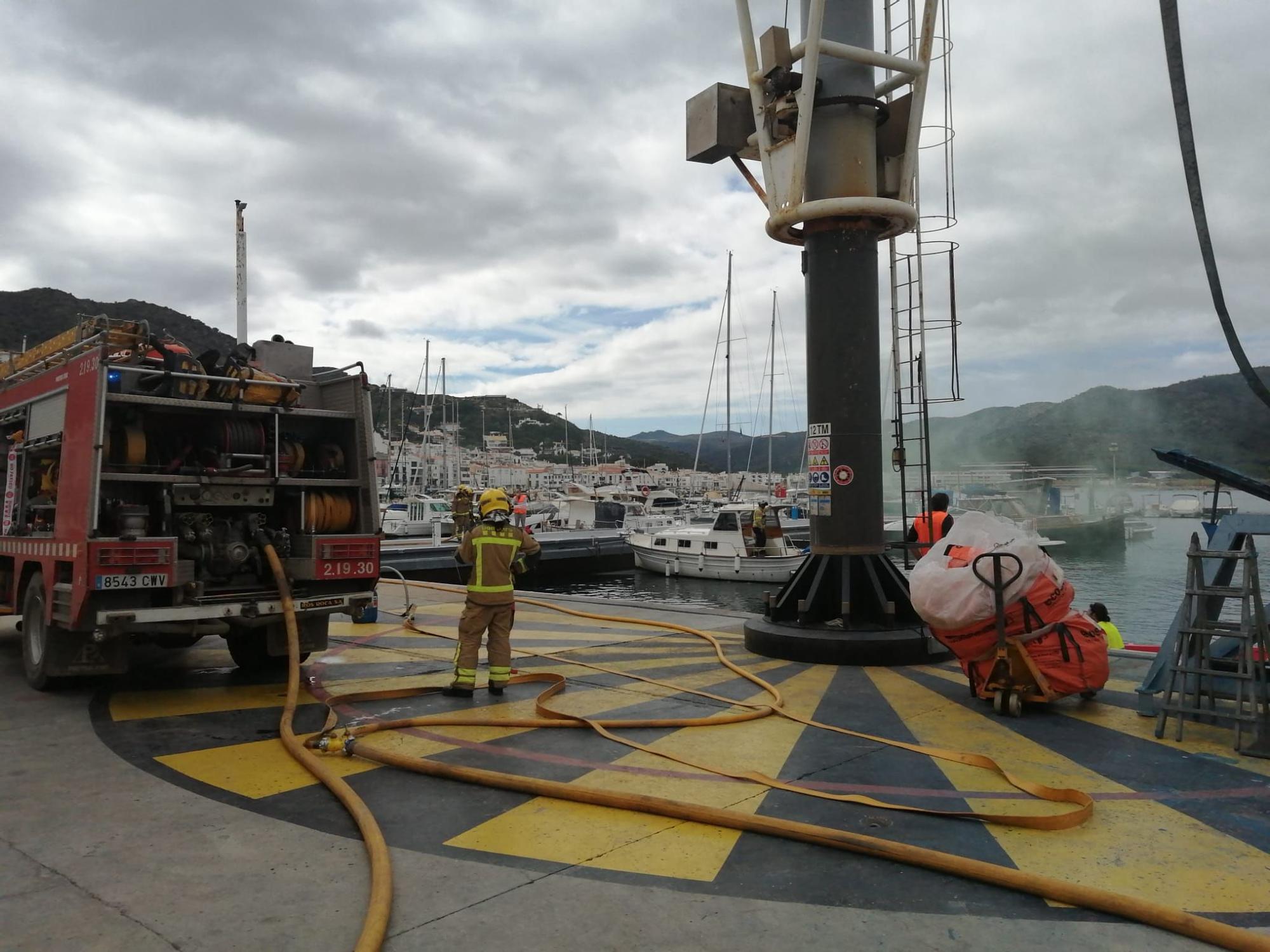 Simulacre d'incendi en una embarcació d'esbarjo al Port de la Selva