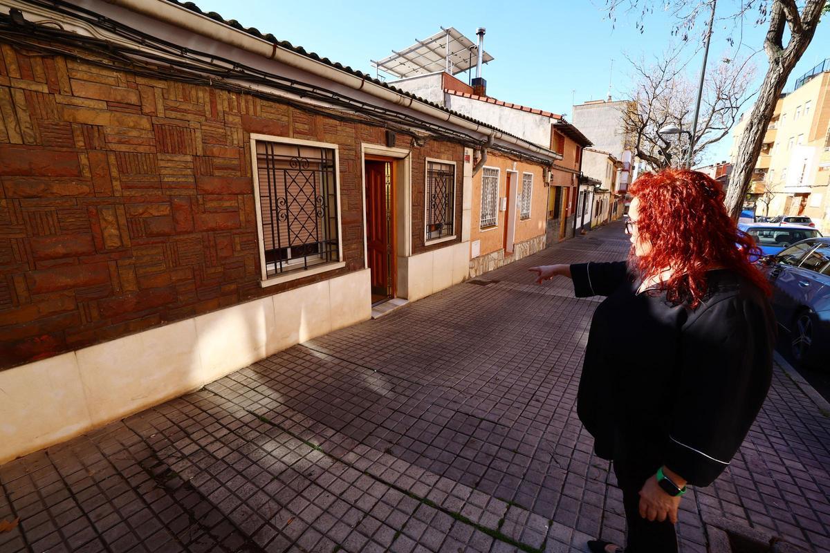 Aurelia señala las humedades que están apareciendo en su fachada.