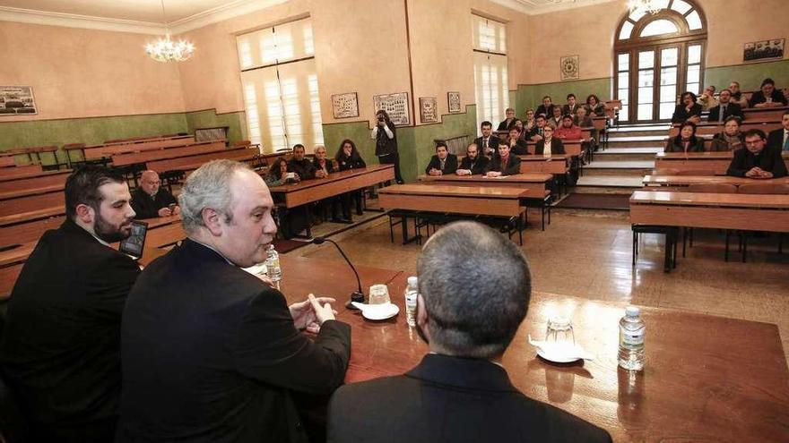 En el centro, el rector del Seminario, Sergio Martínez, y, al fondo, las familias de los seminaristas.