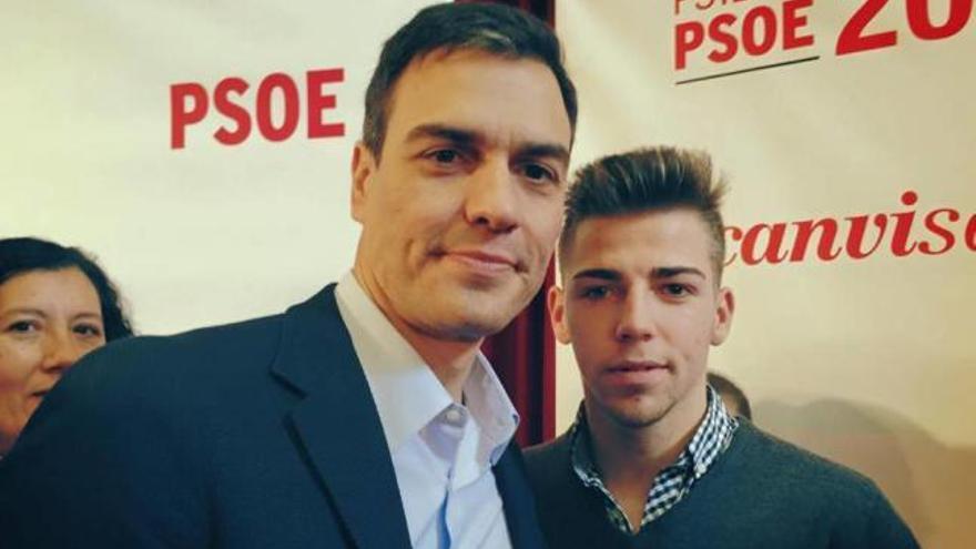 Jordan Thomas (re.), hier mit dem spanischen Sozialistenchef Pedro Sánchez.