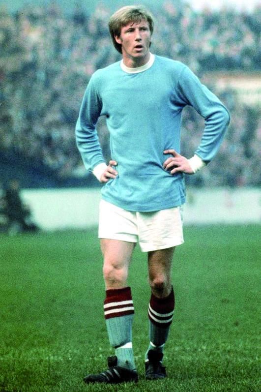 Colin Bell, durante un partido con el City