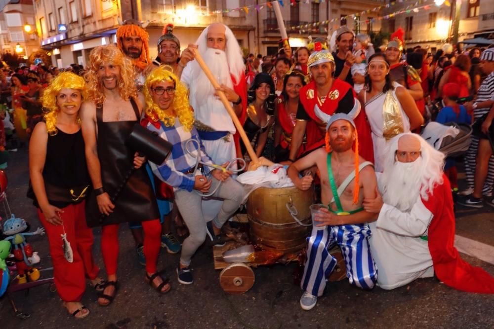 El Carnaval de verano colorea Redondela con miles de disfraces.