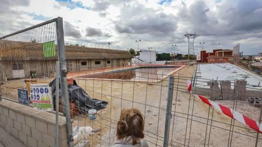 Las obras llevan varios días paralizadas en el polideportivo municipal de Rojales.