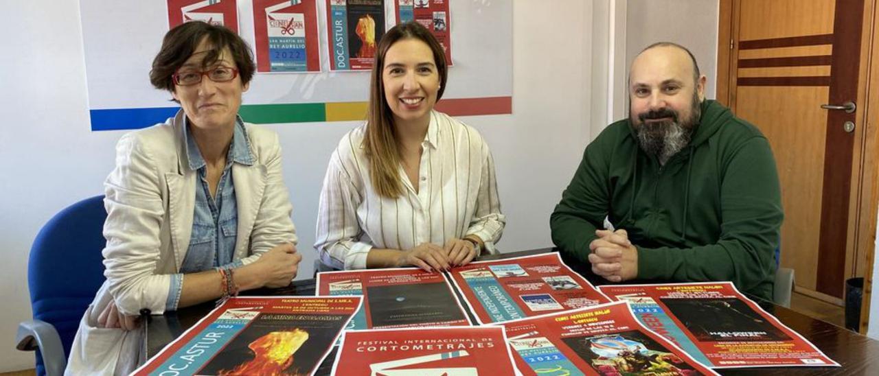 Las ediles Cintia Ordóñez y María Alonso, con Manuel Cuesta, director del certamen de cortos de San Martín.