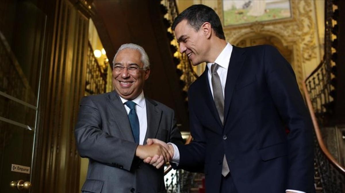 Pedro Sánchez saluda al primer ministro António Costa en la sede central de los socialistas portugueses en Lisboa, este jueves.