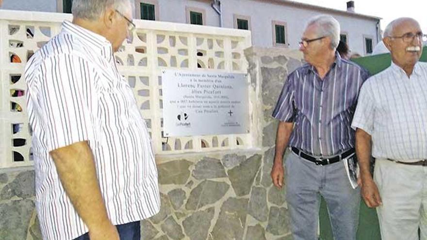 El alcalde descubre la placa al pescador que da nombre al pueblo.