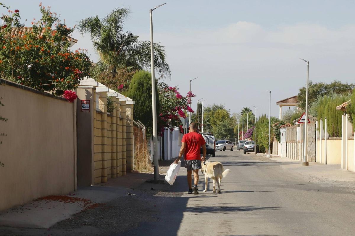 Un hombre pasea a su perro por Maravillas del Aeropuerto.