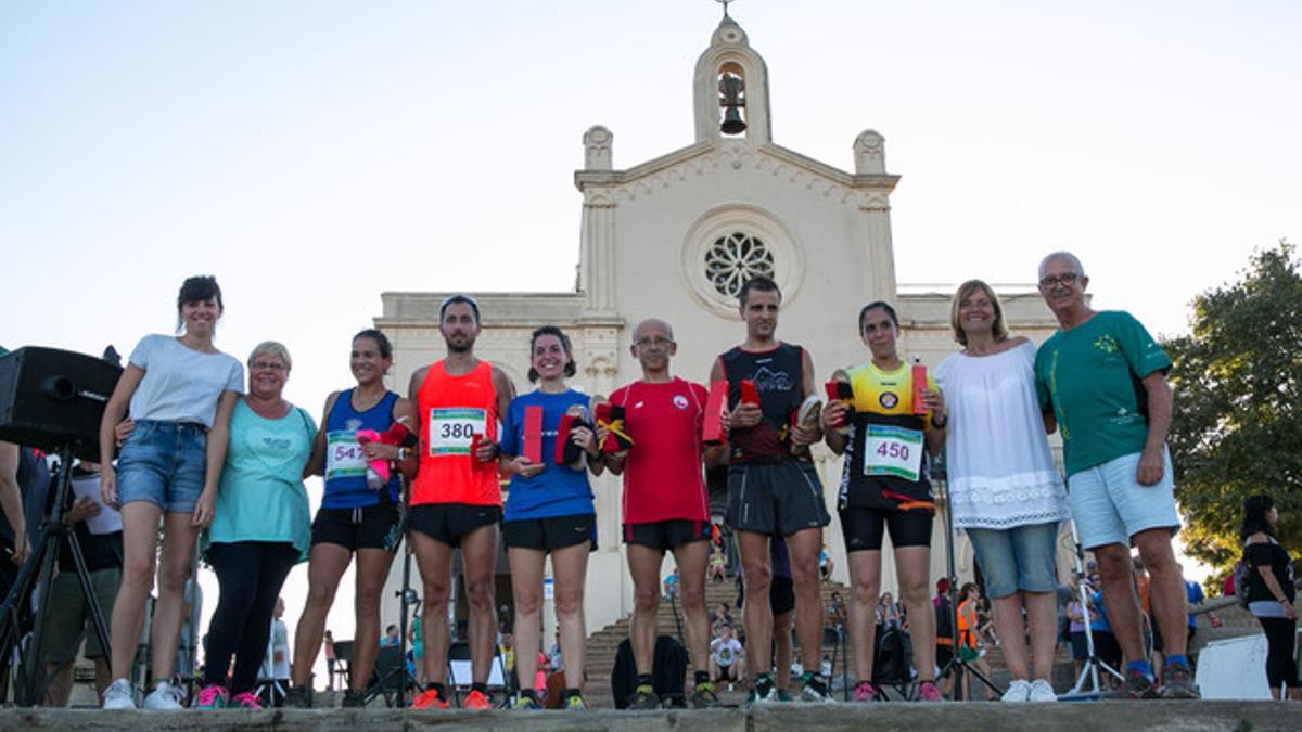 La alcaldesa de Sant Boi, Lluïsa Moret, con los ganadores de la Cursa a Sant Ramon.