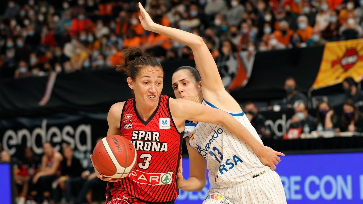 Laia Palau trata de zafarse de su defensora durante la final de la Copa de la Reina