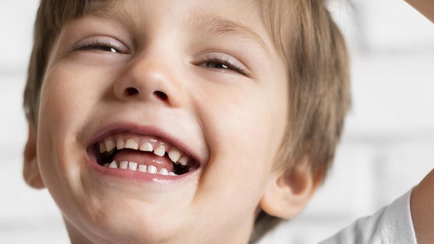 Rosas, negros, amarillos… ¿qué nos dice el color de los dientes y cuándo debo acudir urgentemente al dentista?
