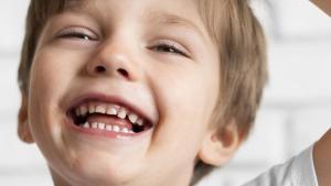 Saber qué hacer ante un traumatismo dental puede asegurar la viabilidad de los dientes afectados.