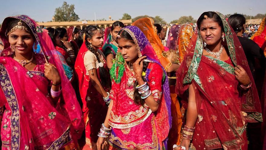 Varias mujeres con atuendos típicos de la India.