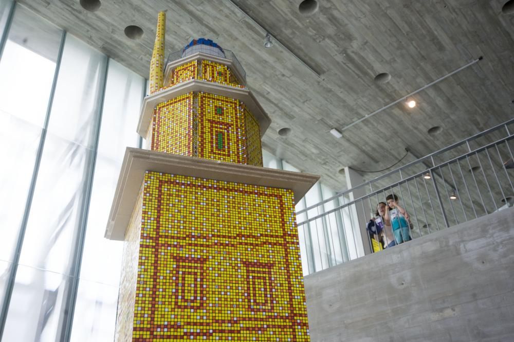 Una Torre de  Hércules con 7.000 cubos de Rubik