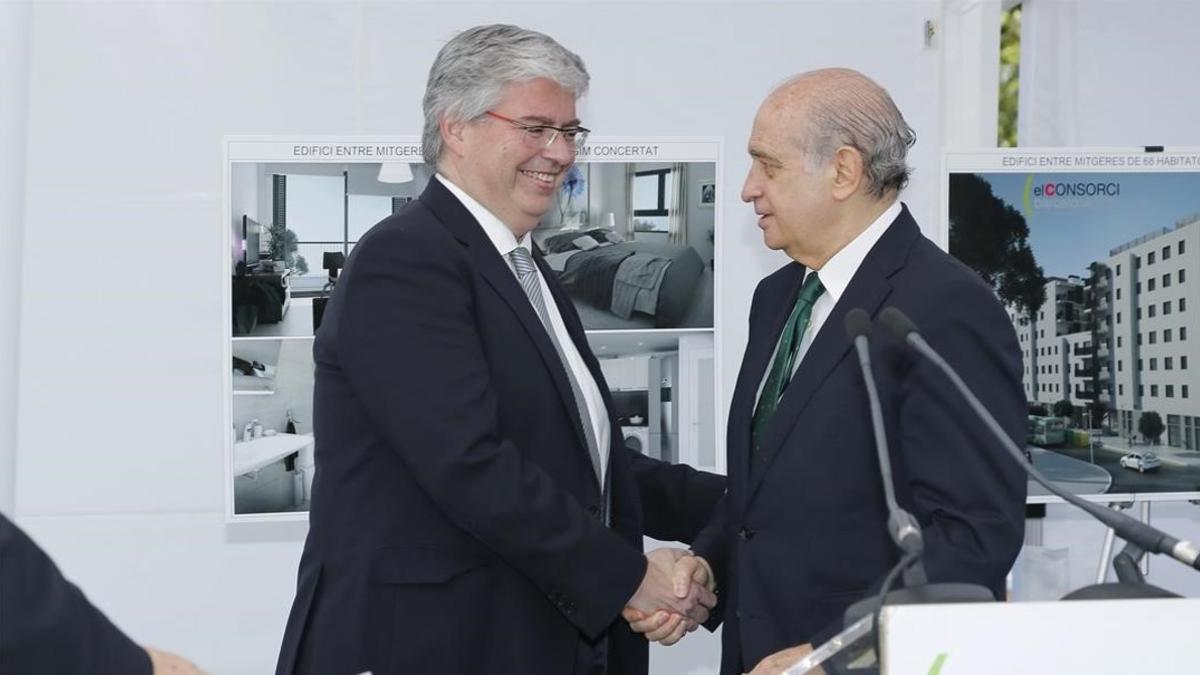 Jordi Cornet y Jorge Fernández Díaz, durante la firma del convenio del Consorci de la Zona Franca con Interior.