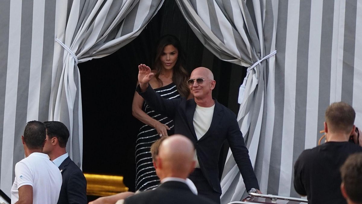 El fundador de Amazon, Jeff Bezos (dcha.), y su prometida, Lauren Sánchez (izq.), abandonan el hotel Aman de Venecia.
