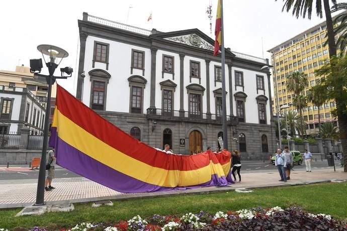 17-07-19 CANARIAS Y ECONOMIA. PARQUE DE SAN TELMO. LAS PALMAS DE GRAN CANARIA. Manifestacion, concentracion y despliegue de la bandera republicana delante del Palacio Militar. Fotos: Juan Castro.  | 17/07/2019 | Fotógrafo: Juan Carlos Castro