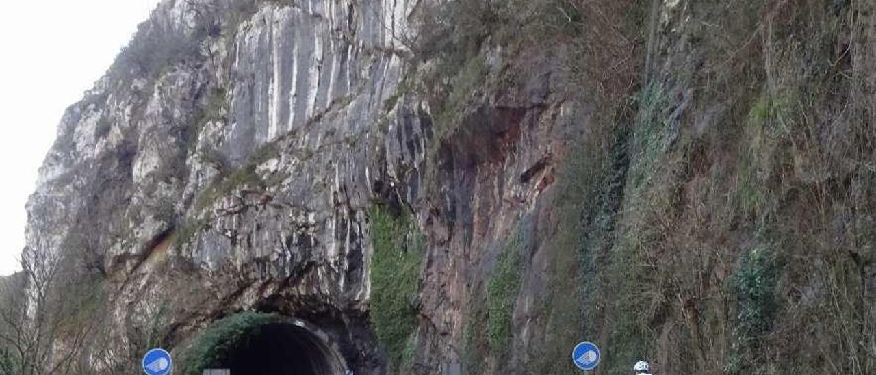 Un ciclista, antes de entrar en un túnel de la carretera nacional, ayer al mediodía.