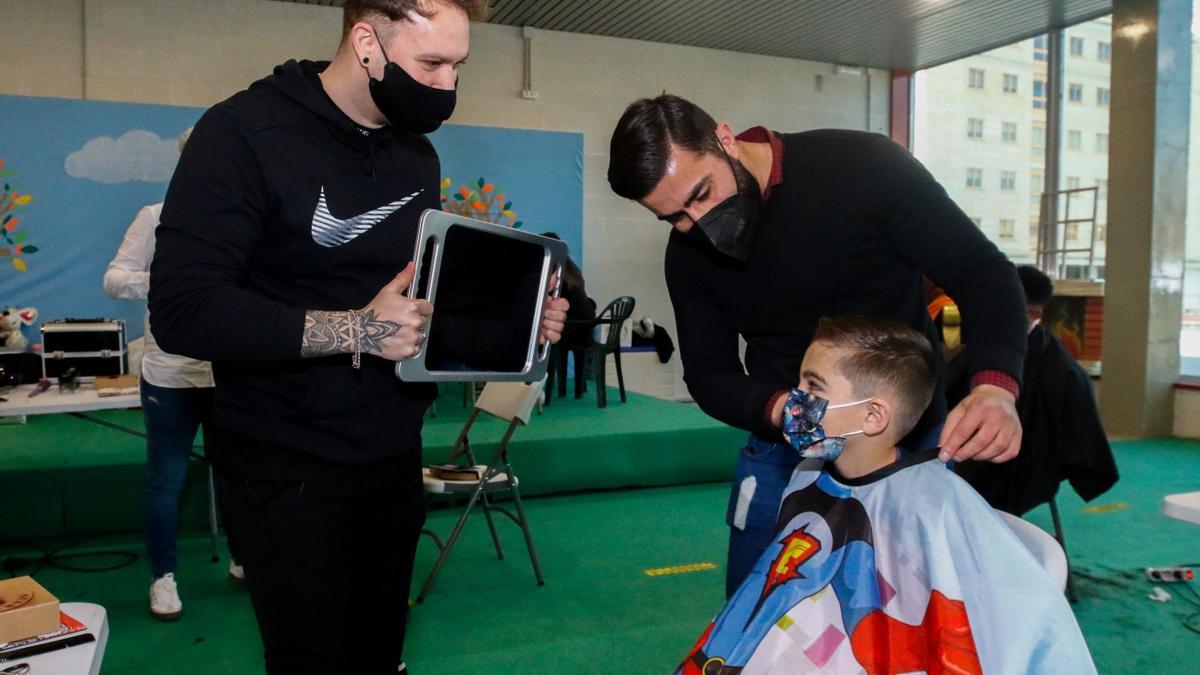 Un niño con disfraz de superhéroe se corta el pelo en Fexdega