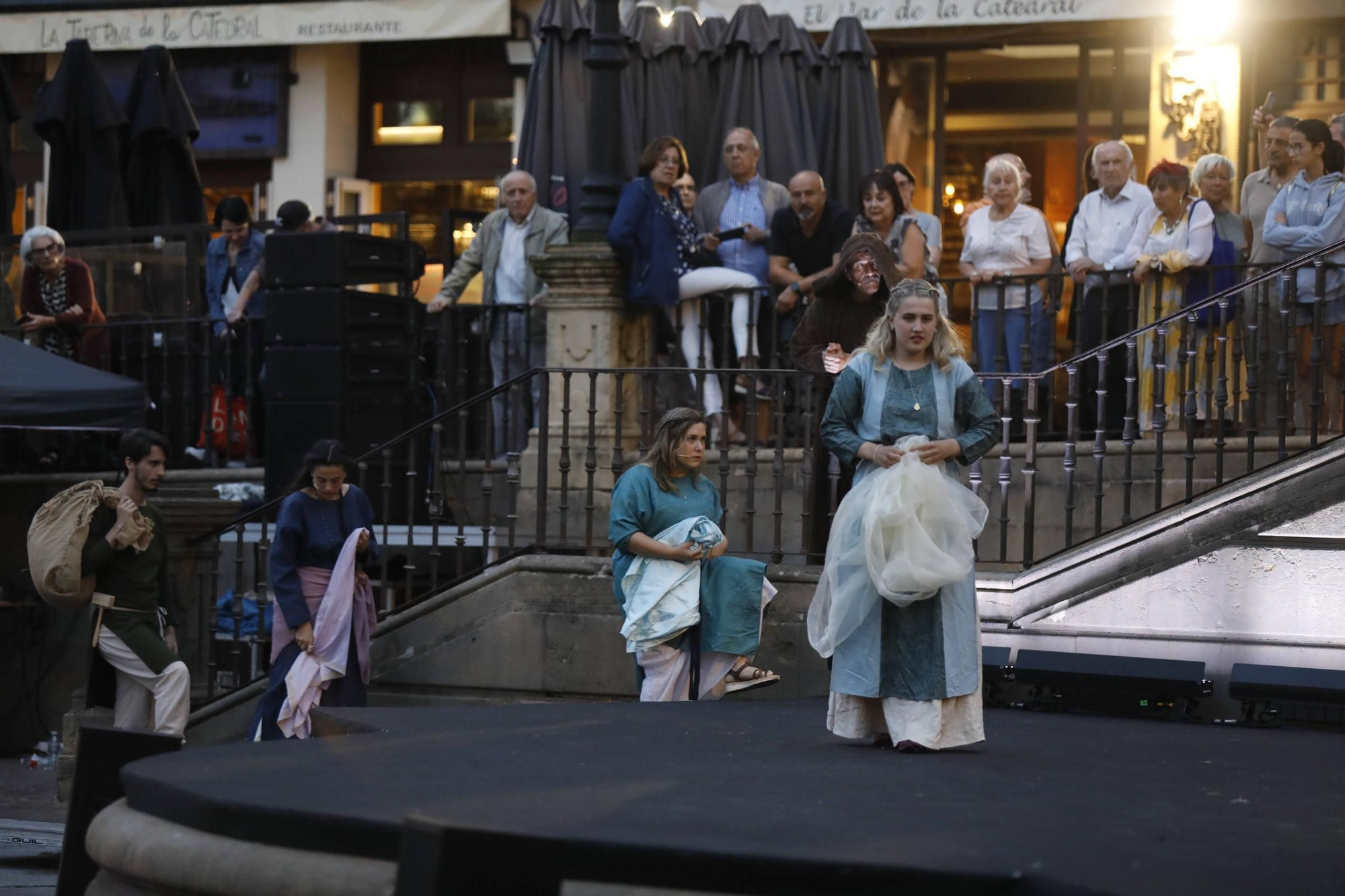 IMÁGENES: Recreacion de "El primer peregrino" en la plaza de la Catedral de Oviedo