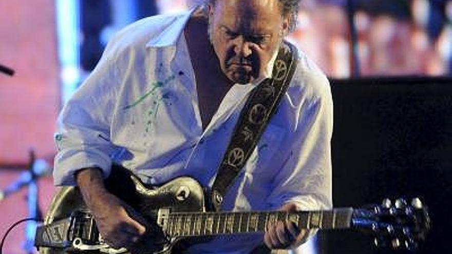 El cantante canadiense Neil Young, durante su actuación de esta noche en el festival Rock in Río Madrid, que se ha inaugurado hoy en la Ciudad del Rock de la localidad madrileña de Arganda del Rey.