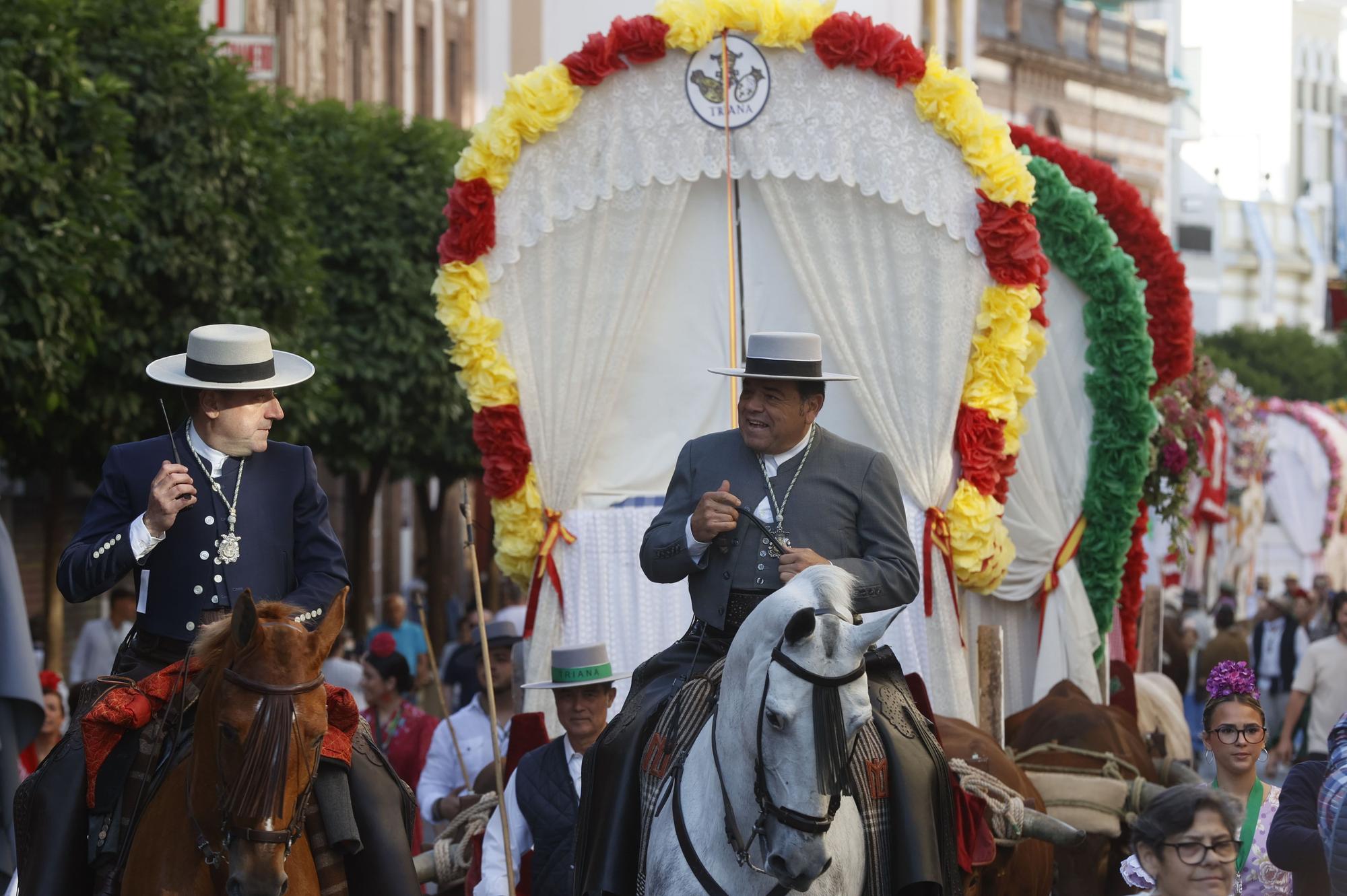 La Hermandad de Triana traslada en procesión su Simpecado, desde la parroquia de San Jacinto, camino del Rocío.