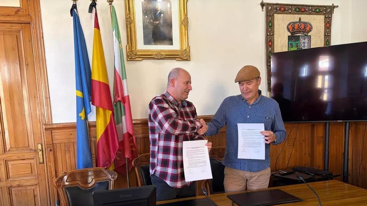 Iglesias y Liébana, sellando el acuerdo presupuestario en Aller.