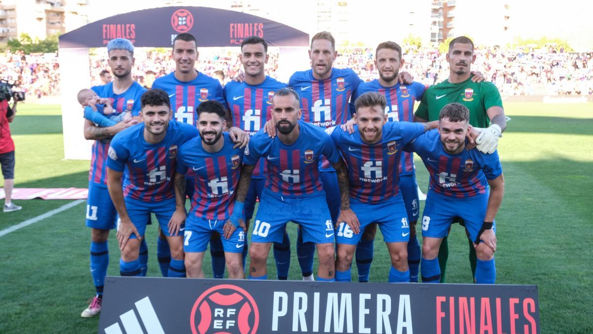 El 11 inicial que presentó el Eldense en el partido frente al Real Madrid-Castilla, que se jugó el pasado 25 de junio. Una fecha histórica para el club.