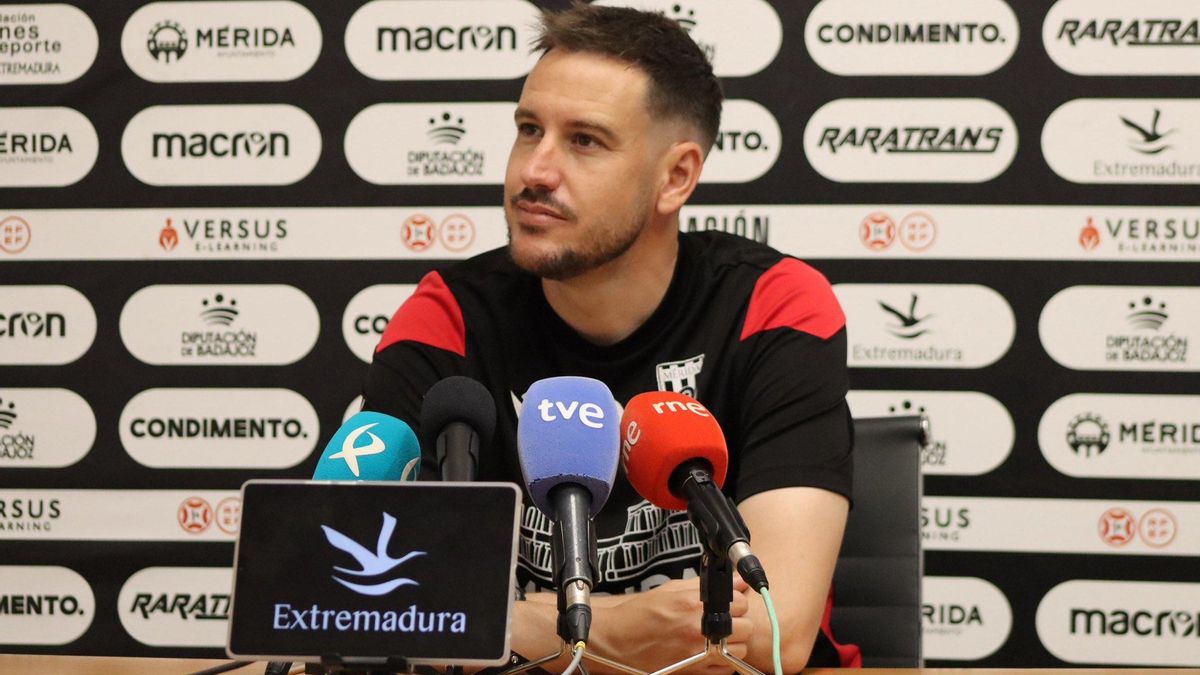 Sergi Guilló, entrenador del Mérida, este viernes en rueda de prensa.