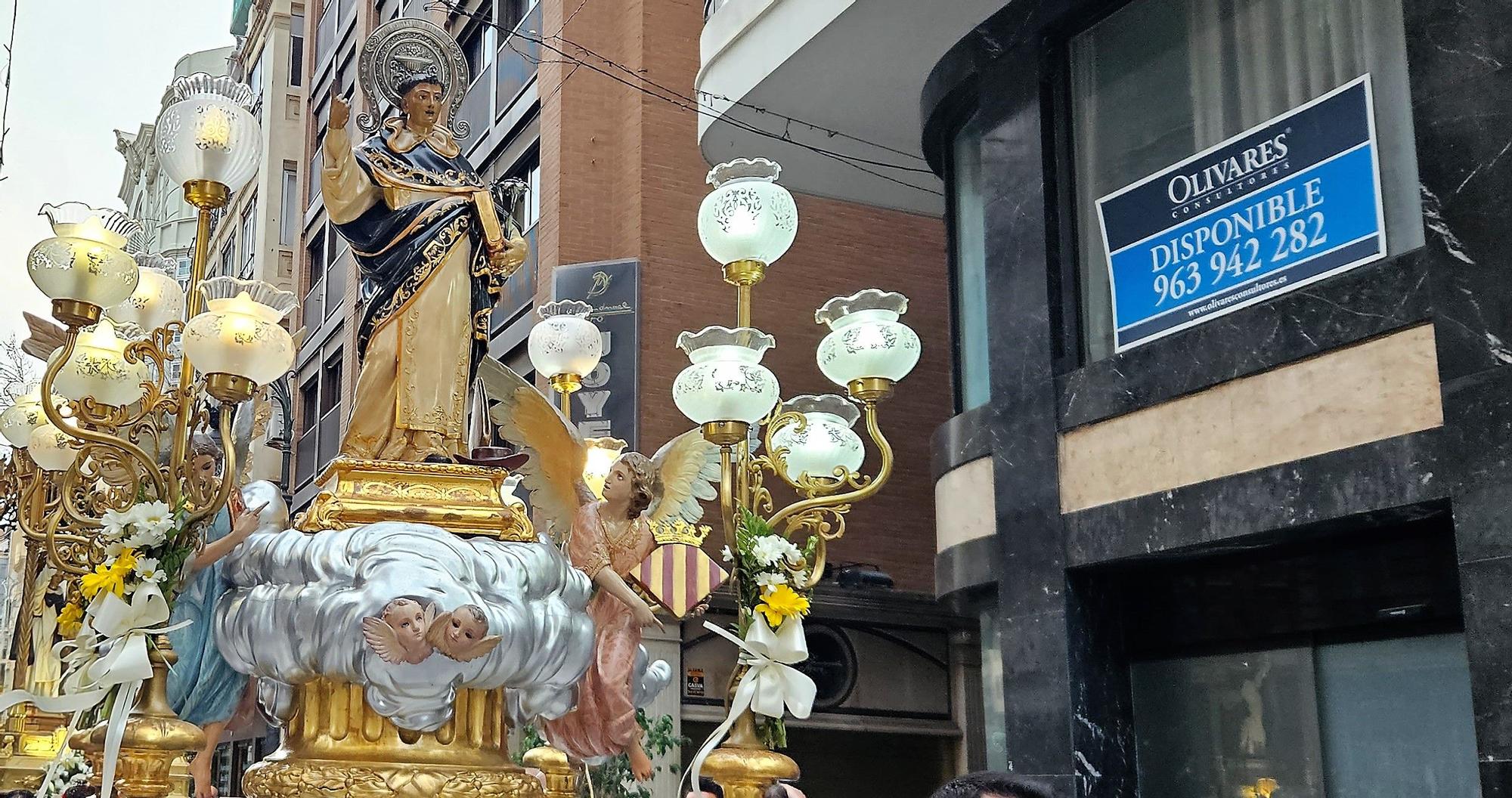 Paula y la corte infantil acompañan al San Vicente Niño