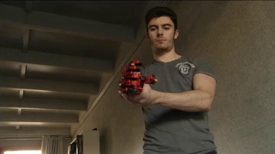 Un joven español, que nació sin un brazo, construye su propia prótesis con piezas de Lego