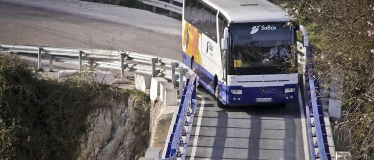 El autobús escolar se las ve y se las desea para atravesar los puentes, que se han estrechado todavía más si cabe con la instalación de las barandillas.