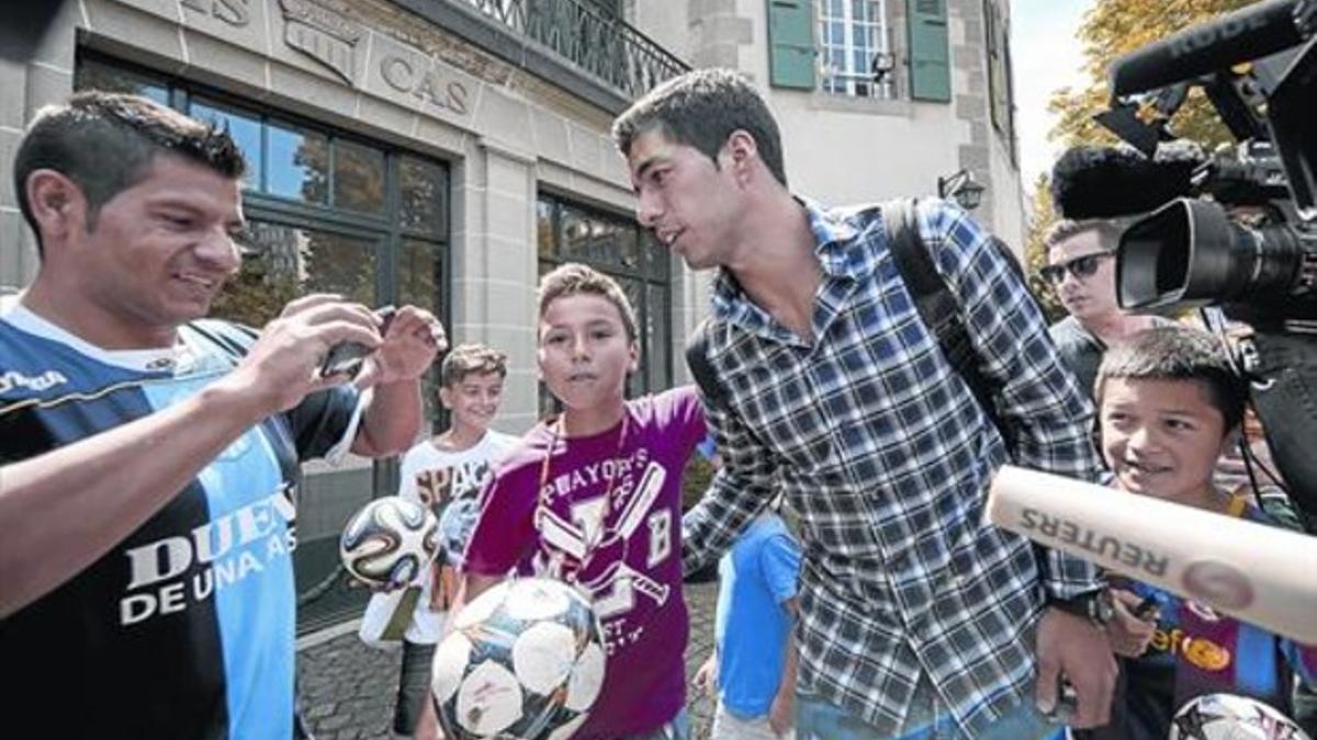 Suárez atiende a unos aficionados el pasado día 8 en Lausana, cuando compareció a declarar ante el TAS.