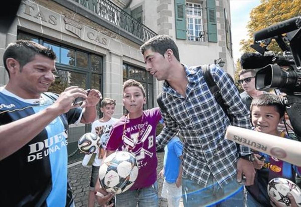 Suárez atén uns aficionats el 8 d’agost a Lausana, quan va comparèixer a declarar davant el TAS. Suárez atén uns aficionats el 8 d’agost a Lausana, quan va comparèixer a declarar davant el TAS.