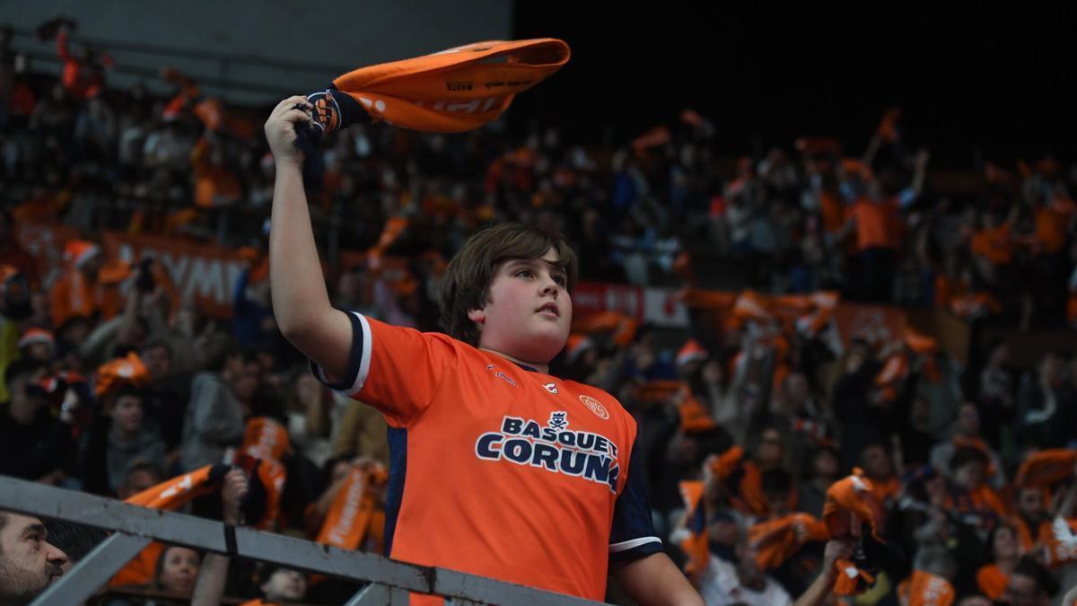 Un aficionado del Leyma ondea su bufanda en el partido contra el Palencia.