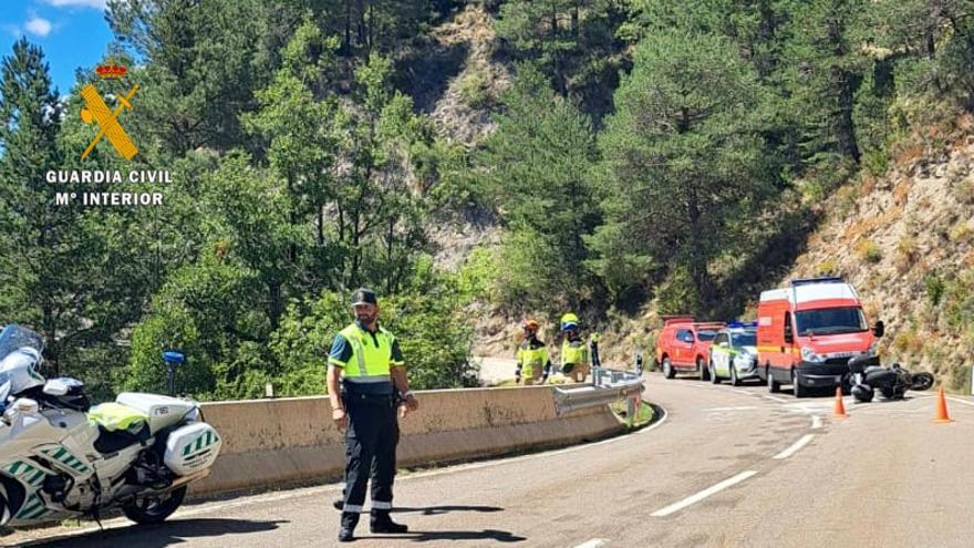 Al fondo de la imagen, a la derecha, moto implicada en el accidente.