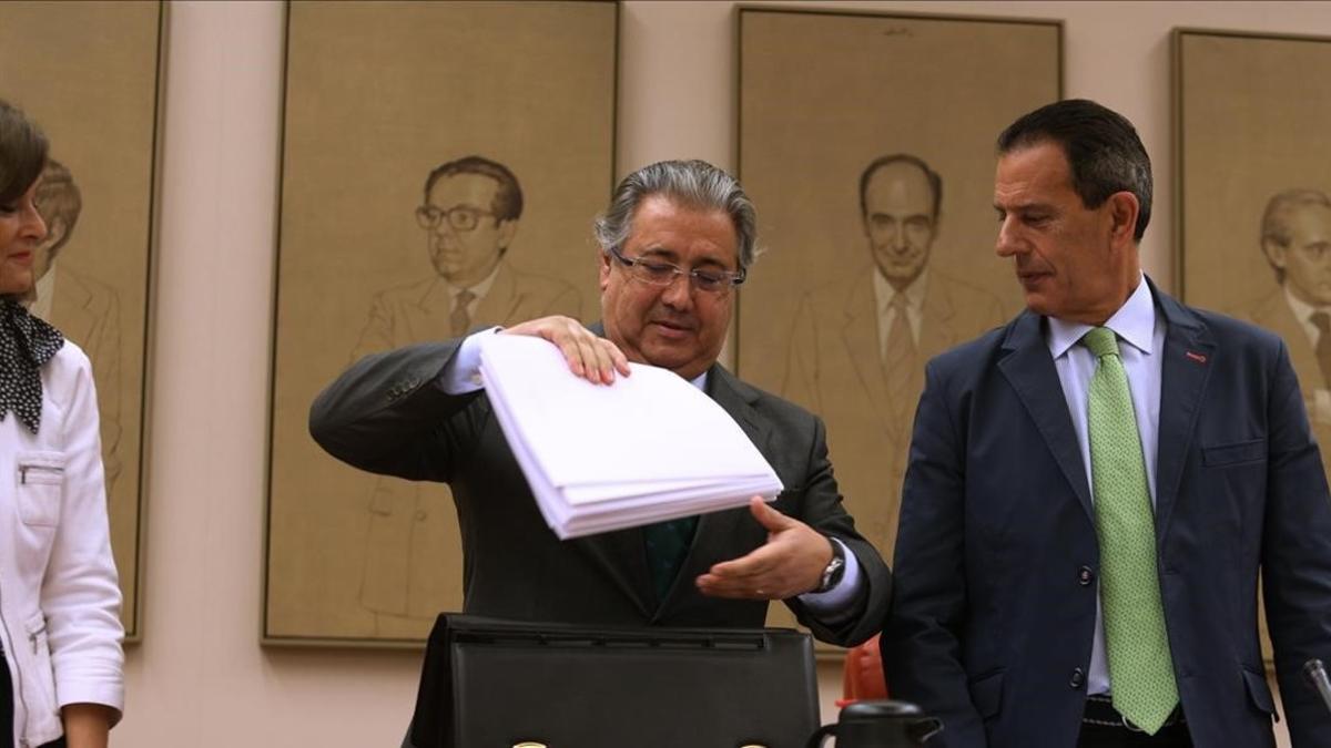 El ministro del Interior, Juan Ignacio Zoido, en el centro, este martes en el Congreso.